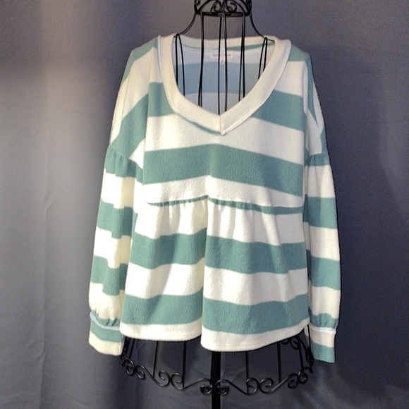 Moa Moa Sweaters - Moa Moa women’s long sleeve sweater blouse.  size medium.